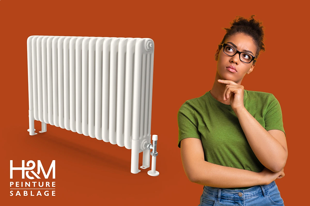 Photo femme qui se pose la question de pourquoi opter pour le sablage de radiateur. Avec un radiateur en fonte sur l'image