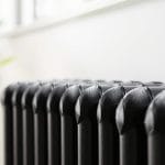 Radiateur en fonte rénové avec finition noire mate dans un intérieur moderne